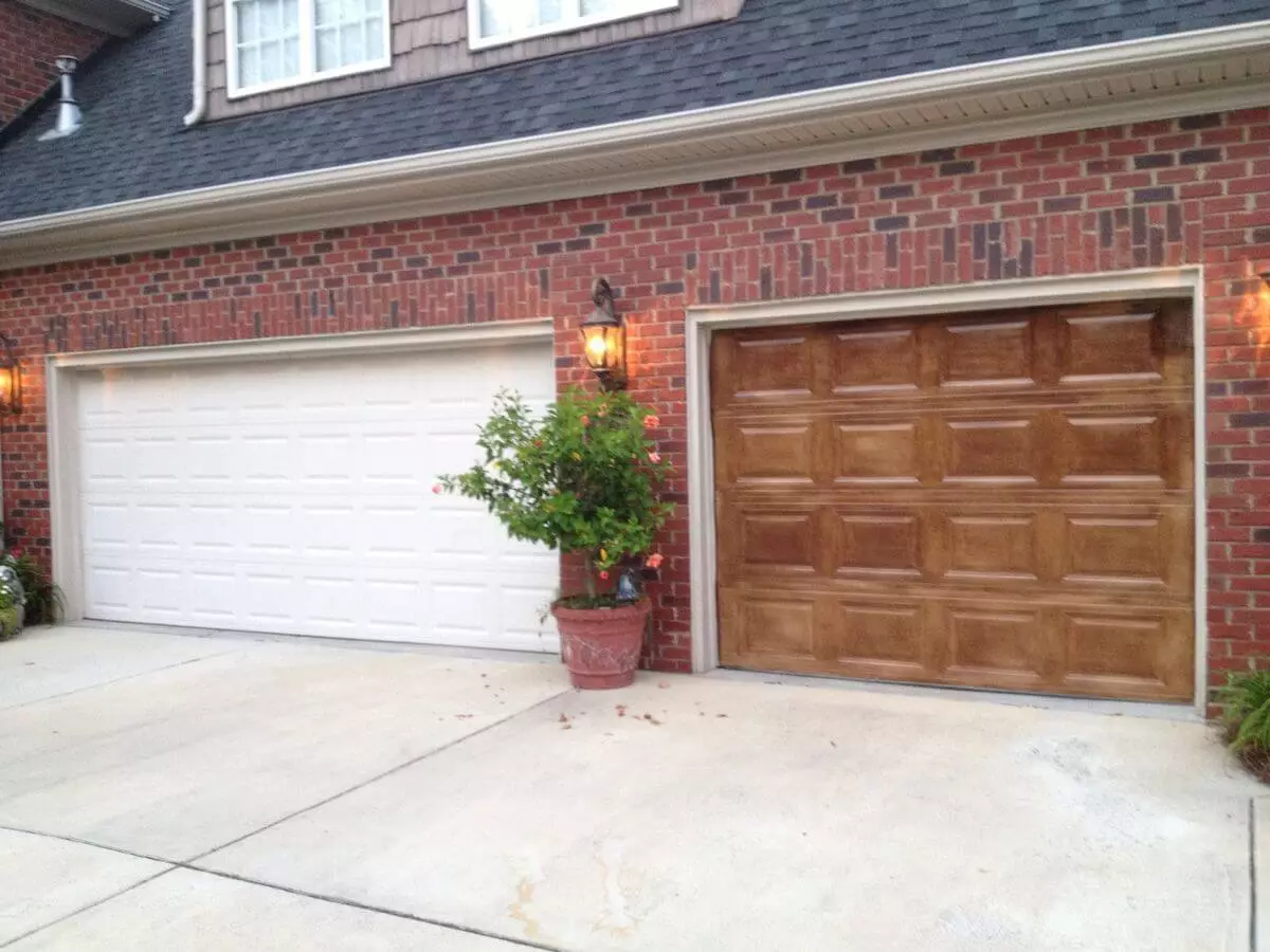 How-to-Paint-An-Aluminum-Garage-Door